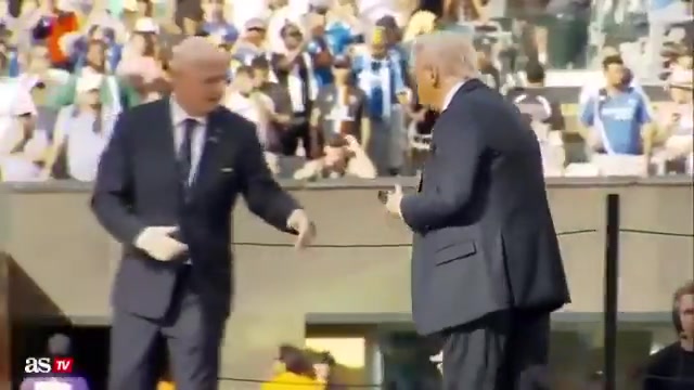 直接揣兜里了😳特朗普顺走切尔西1块冠军奖牌 原版奖杯也拿走了